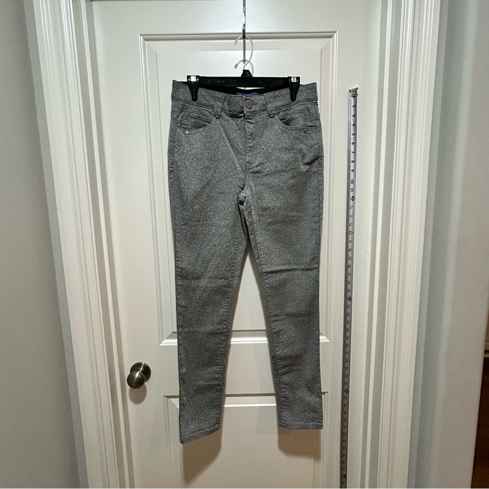 Democracy Ab solution women’s size 8 Gray patterned jeans. Like new. Stretchy